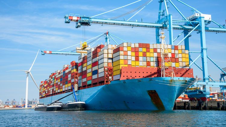 Containerschiff wird beladen